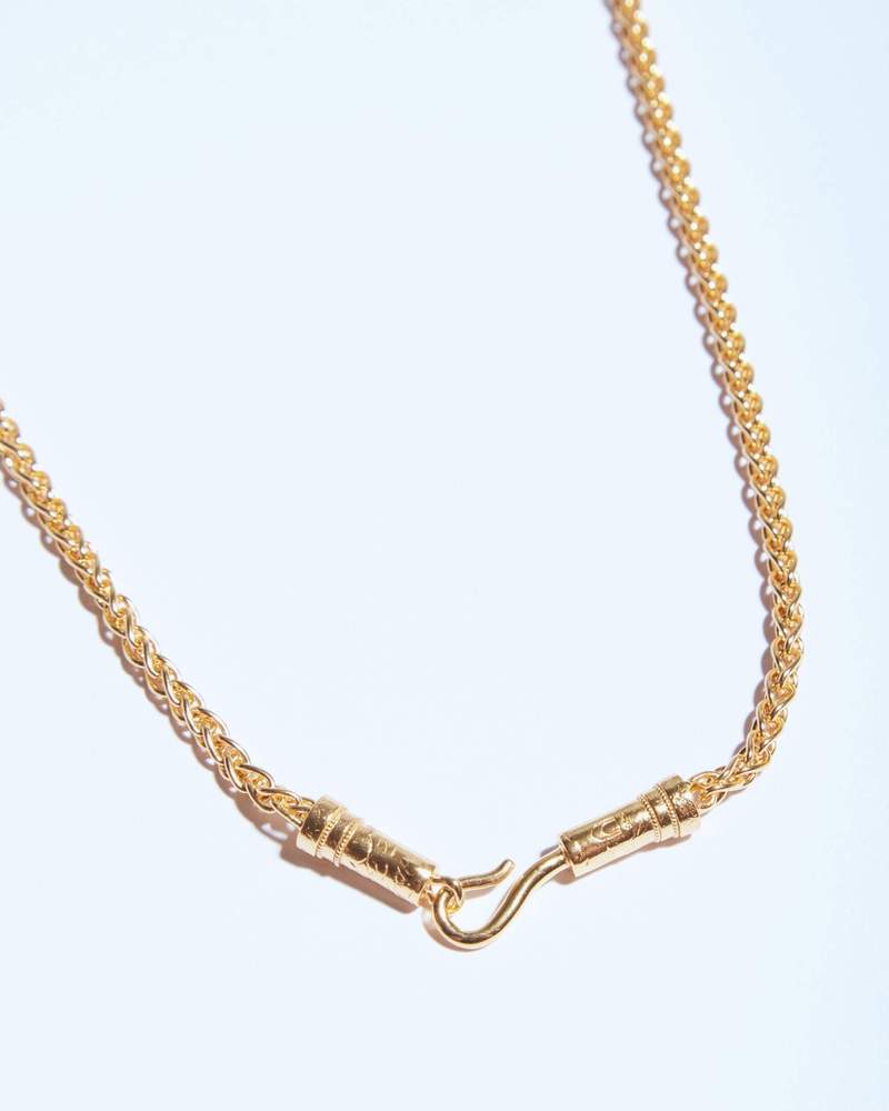 A close-up image of a stunning plain gold chain necklace, showcasing its exquisite craftsmanship and timeless elegance.