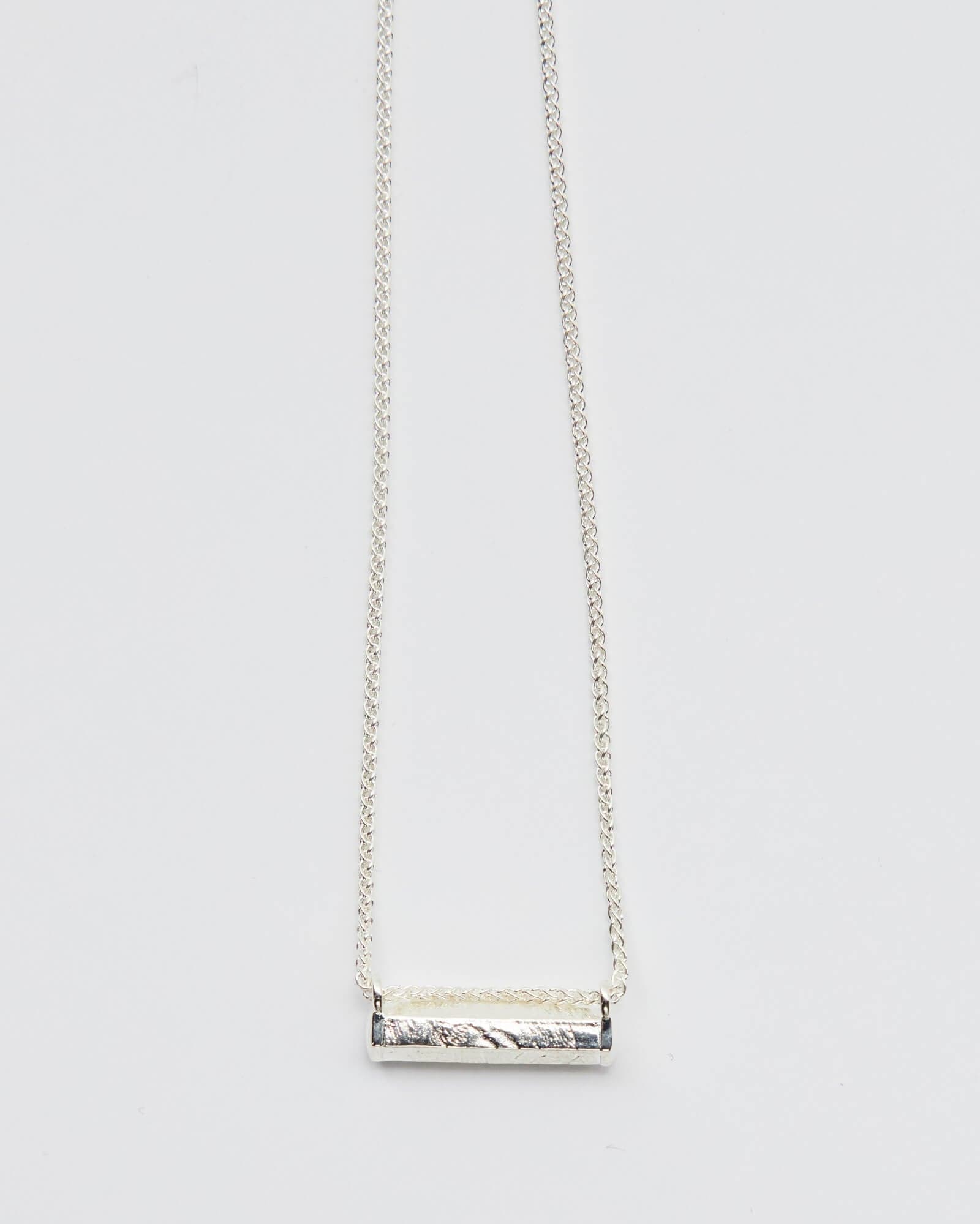  A stunning silver necklace on its own, featuring a delicate chain and a beautifully crafted pendant. The silver necklace adds a touch of elegance and sophistication to any outfit, making it the perfect accessory for any occasion
